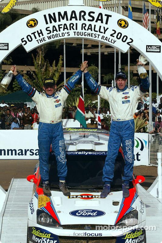 Colin McRae e il copilota Nicky Grist festeggiano la vittoria
