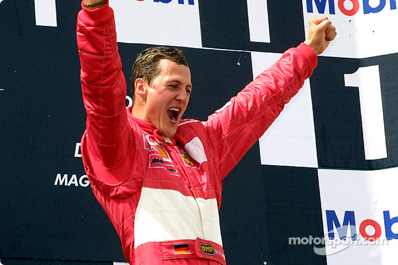 El podio: el ganador de la carrera y cinco veces Campeón del Mundo, Michael Schumacher