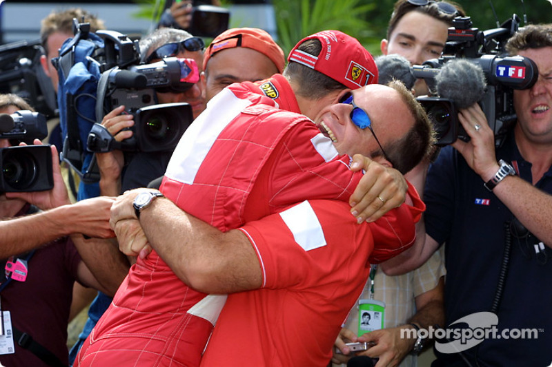 Michael Schumacher siendo felicitado por Rubens Barrichello