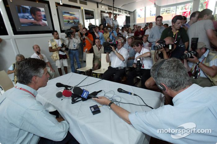 Anuncio de Fernando Alonso como el piloto de carreras de Renault F1 en 2003