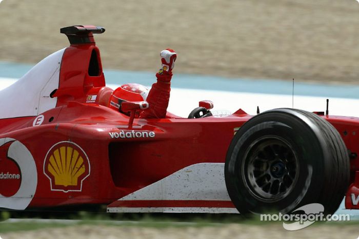 El ganador de la carrera y Campeón Mundial 2002, Michael Schumacher