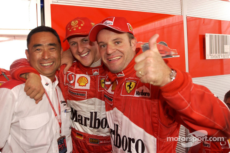 El ganador de la carrera, Rubens Barrichello con Michael Schumacher y Mr. Yasukawa