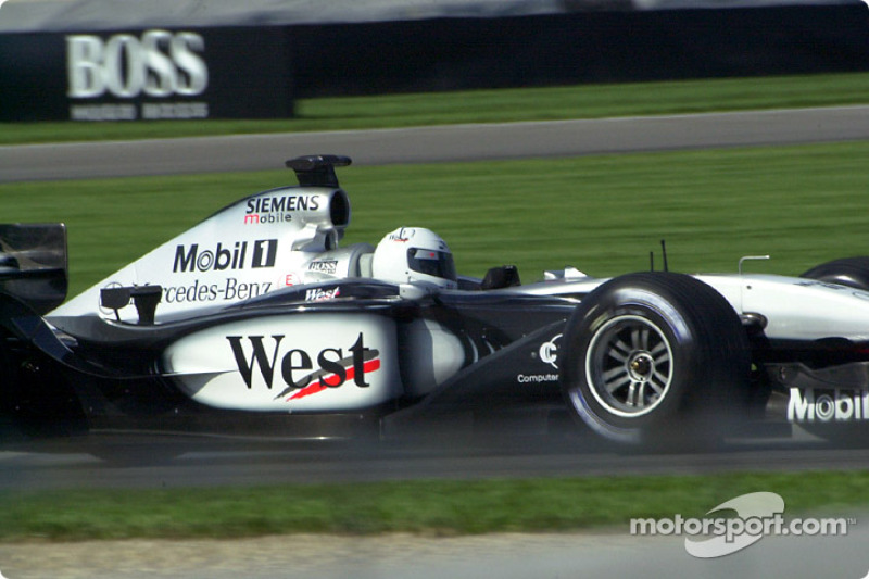 La piloto de la IRL, Sarah Fisher dio una vuelta de demostración en el West McLaren Mercedes