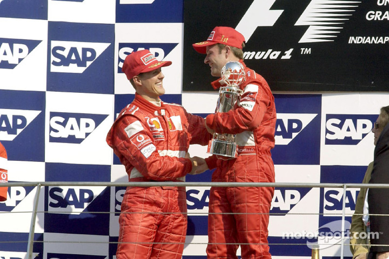 El podio: el ganador de la carrera, Rubens Barrichello y Michael Schumacher