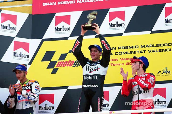 Podio: 1º Alex Barros, 2º Valentino Rossi, 3º Max Biaggi
