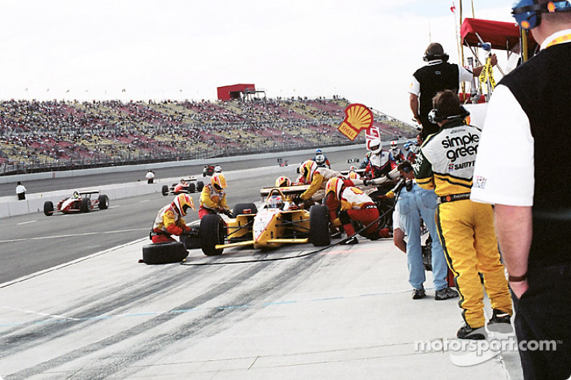 Arrêt au stand pour Jimmy Vasser