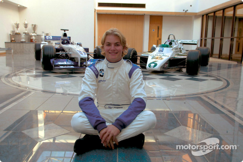 Nico Rosberg con el Williams FW24 2002 y el Williams FW08 que manejó su padre Keke durante el Campeo