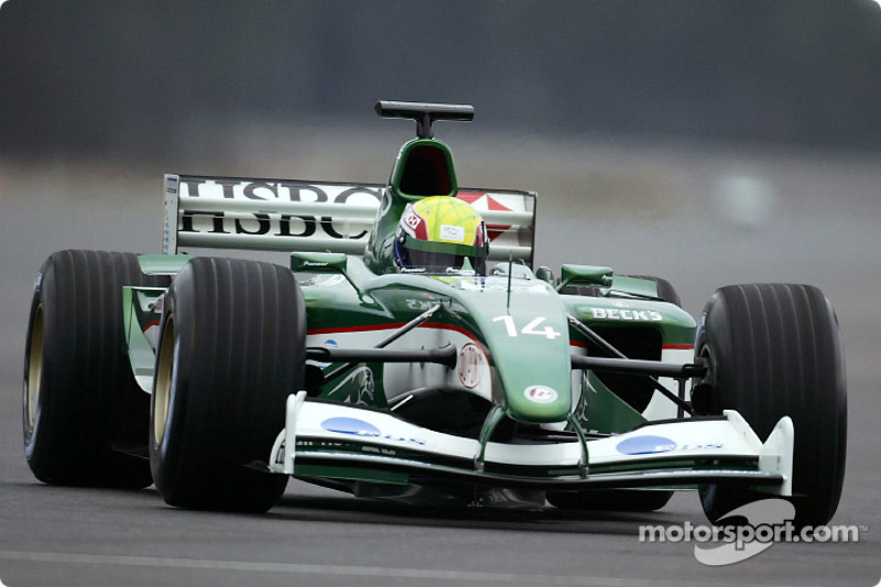 Mark Webber durant le shakedown de la nouvelle Jaguar R4 de la piste d'essais de Ford de Lommel, Belgique