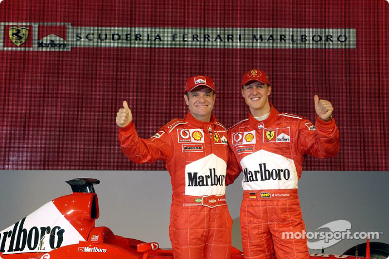 Michael Schumacher y Rubens Barrichello con el nuevo Ferrari F2003-GA