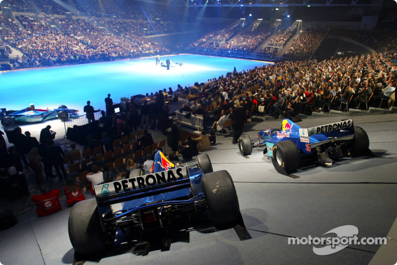 8: SAUBER LAUNCHES ON ICE