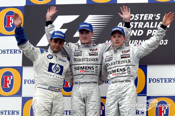 El podio: el ganador de la carrera David Coulthard con Juan Pablo Montoya y Kimi Raikkonen
