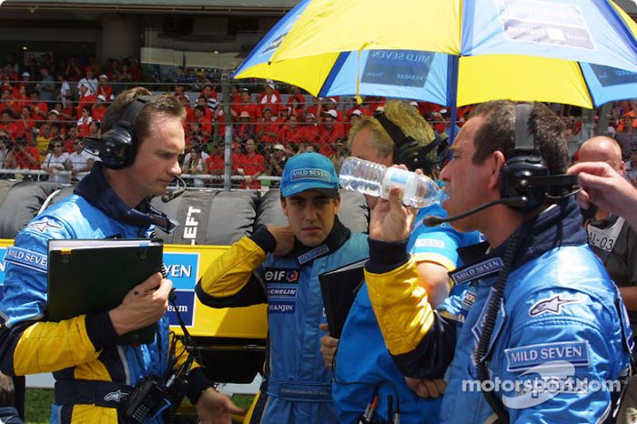 Fernando Alonso en la parrilla de salida