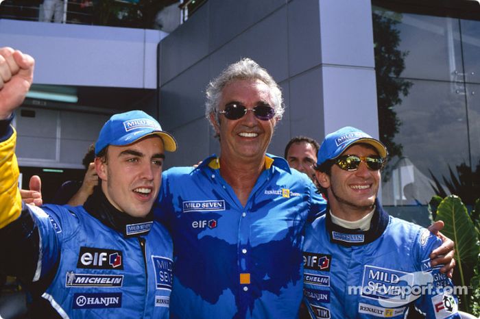 Fernando Alonso, Falvio Briatore y Jarno Trulli celebran la primera fila