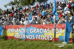 Numerosos fans de Fernando Alonso