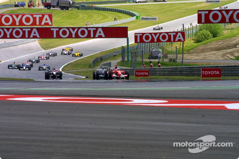 Michael Schumacher lidera en la curva Remus
