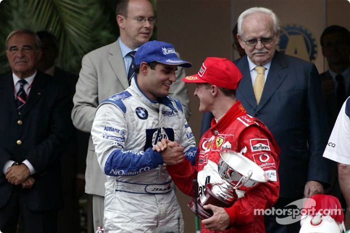 Podium : le vainqueur Juan Pablo Montoya avec Michael Schumacher