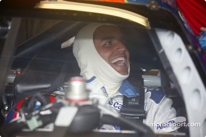 Juan Pablo Montoya se prepara para ir à pista em um tipo de carro que viria a competir quatro anos depois