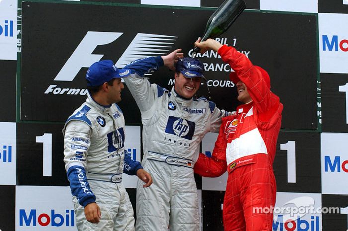 Podio: champán para el ganador de la carrera Ralf Schumacher,segundo lugar Juan Pablo Montoya y tercero Michael Schumacher