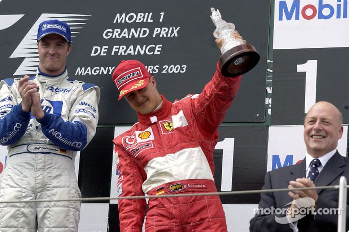 Podio: tercer puesto para Michael Schumacher.