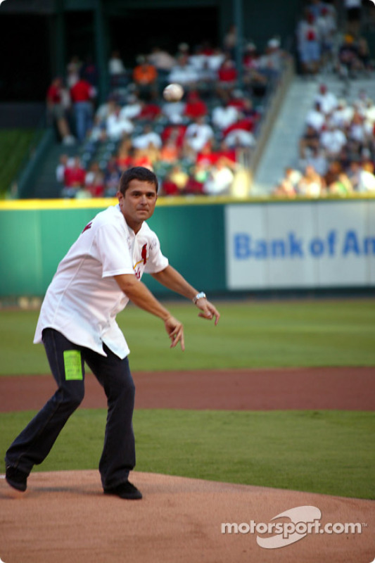 Visite du terrain de baseball des St. Louis Cardinals: Gil de Ferran