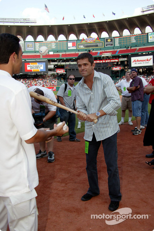 Visit at a St. Louis Cardinals baseball game: Helio Castroneves and Gil de Ferran