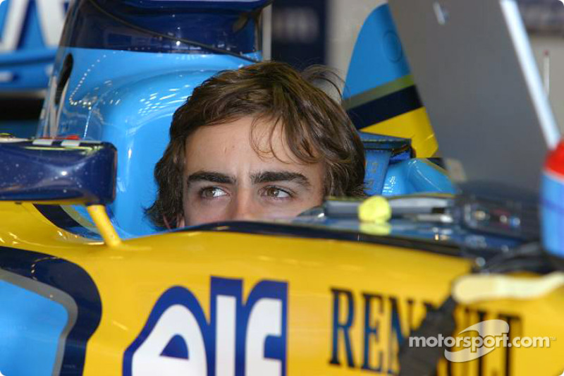 Fernando Alonso en la zona del garaje de Renault F1