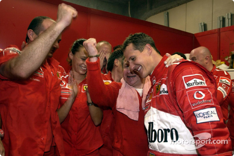 Michael Schumacher celebra el sexto Campeonato del mundo con los miembros del equipo Ferrari