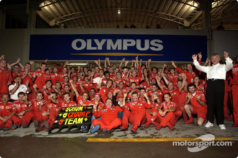 Michael Schumacher y Rubens Barrichello celebran con los miembros del equipo Ferrari