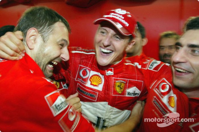 ¿Y cuándo fueron hexacampeones? Schumacher lo fue con 34 años, 9 meses y 9 días, en su 12ª temporada completa en F1. 