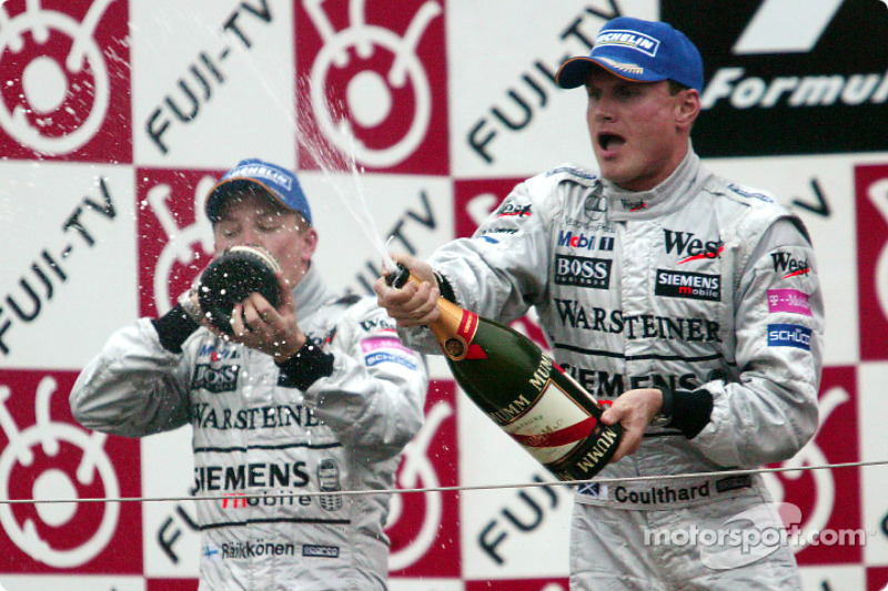 Podio: champagne para Kimi Raikkonen y David Coulthard