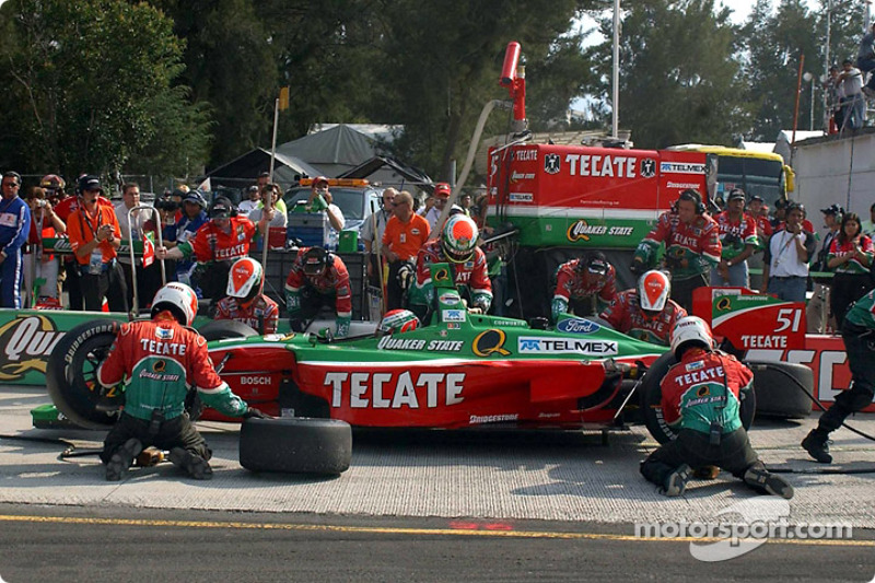 Arrêt au stand pour Adrian Fernandez