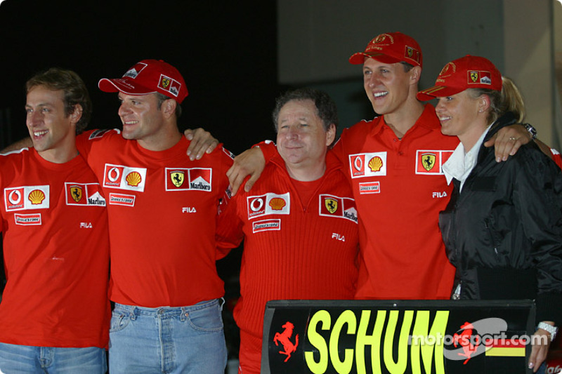 Michael Schumacher ve Rubens Barrichello celebrate ve Luca Badoer, Jean Todt ve Corinna Schumacher