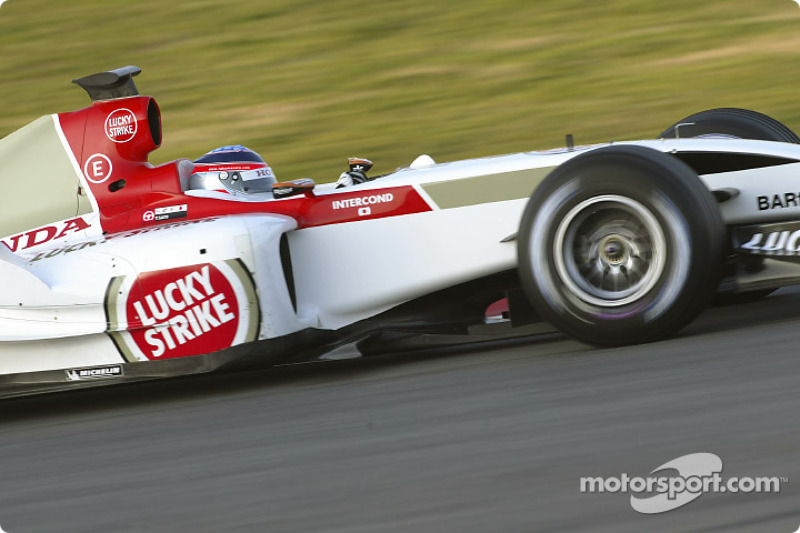 Takuma Sato test ediyoryeni BAR 006