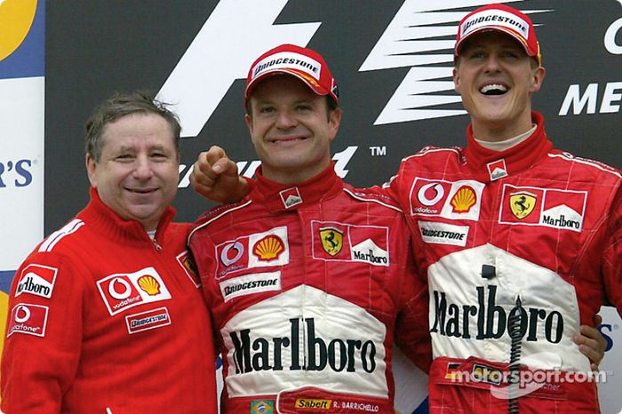 Podio: el ganador de la carrera Michael Schumacher, Jean Todt y Rubens Barrichello celebran