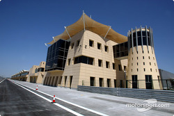 Le bâtiment de la direction de course