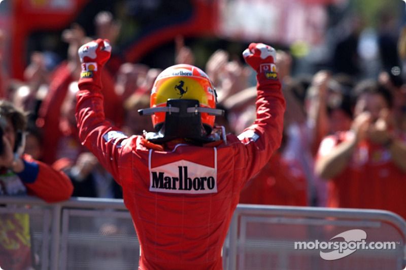El ganador de la carrera Michael Schumacher, celebra
