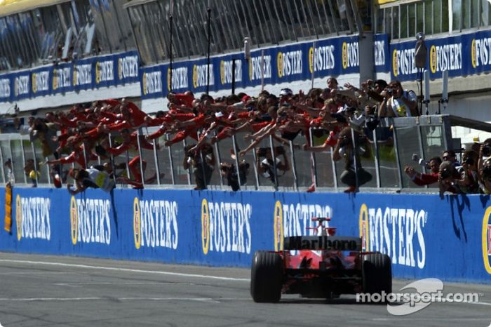 El ganador de la carrera Michael Schumacher, celebra
