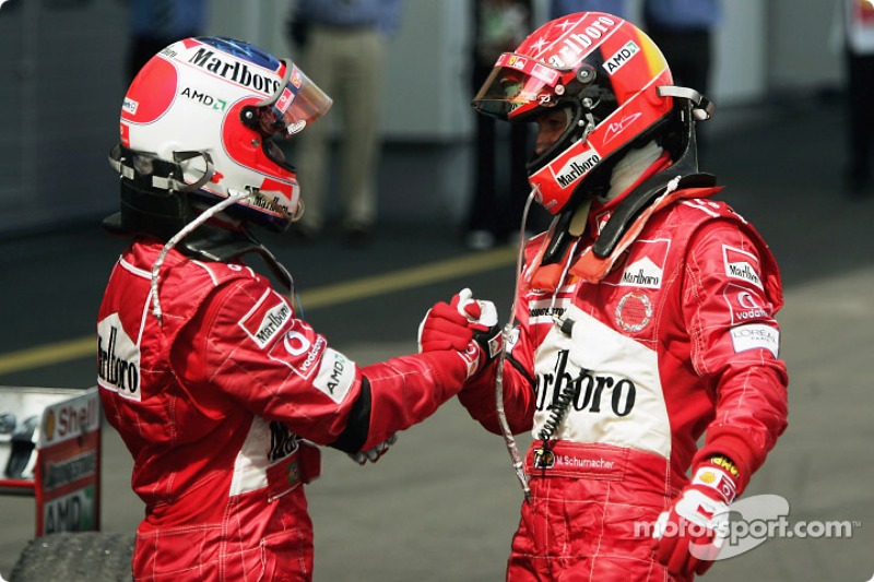 Vencedor Michael Schumacher celebra com Rubens Barrichello