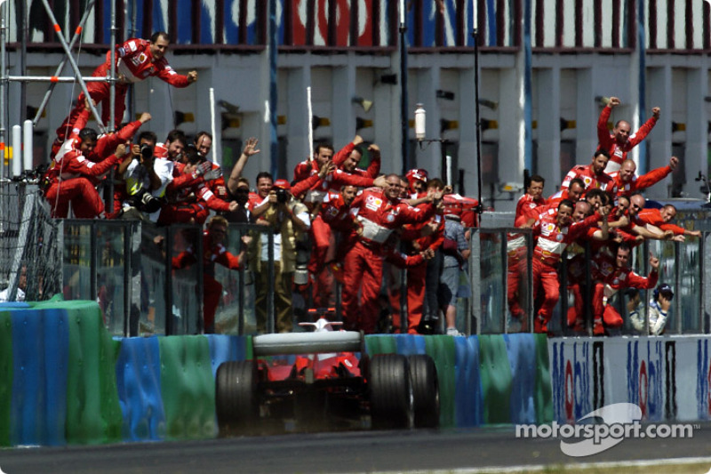 Ganador de la carrera Michael Schumacher celebra