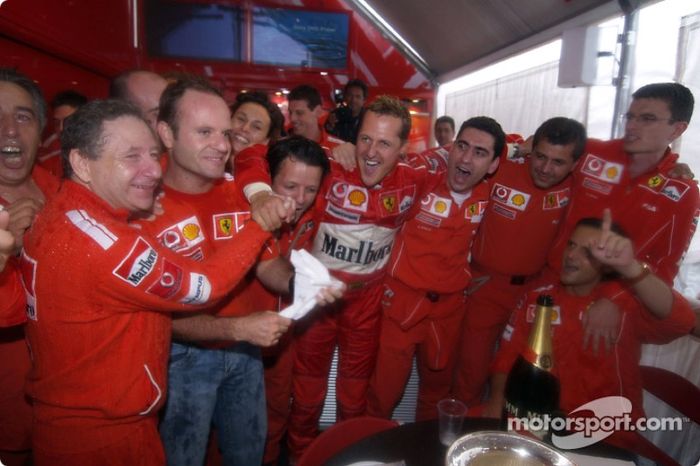 Michael Schumacher celebra 7 º Campeonato del mundo con Rubens Barrichello, Jean Todt y los miembros
