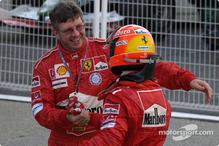 El ganador de la carrera, Michael Schumacher, celebra con Ross Brawn