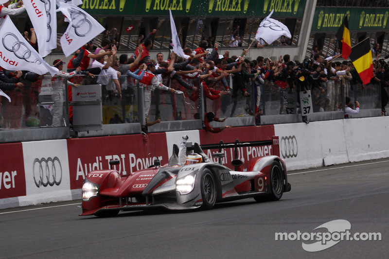 2010 - Audi R15 : Майк Роккенфеллер, Тімо Бернхард, Ромен Дюма