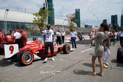 Fans posent avec la voiture de Scott Dixon, Target Chip Ganassi Racing