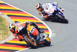 Дані Педроса, Repsol Honda Team, попереду Хорхе Лоренсо, Fiat Yamaha Team