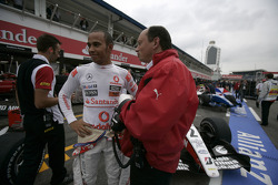 Lewis Hamilton discute avec Frederic Vasseur, ART grand Prix team principal