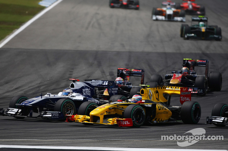 Рубенс Баррікелло (Williams Cosworth) і Віталій Петров (Renault)