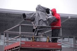 Un cameraman sous la pluie