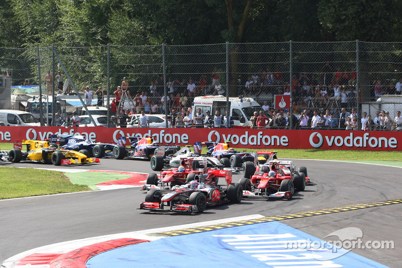 Старт: Дженсон Баттон (McLaren Mercedes) випереджає Фернандо Алонсо (Ferrari)