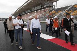 FIA Formula One Race Director en Safety Delegate Charlie Whiting inspecteert Korea International Cir