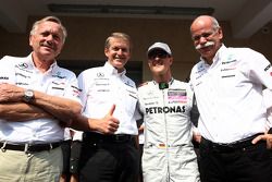 Foto del equipo Mercedes, Mercedes GP, Michael Schumacher, el Dr. Dieter Zetsche, Presidente de Daim